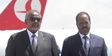 Le président somalien recevant son homologue djiboutien, le 21 février 2015 à l'aéroport de Mogadiscio.