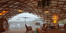 Sur la plage cannoise, la structure Ekilaya abrite un restaurant éphémère.