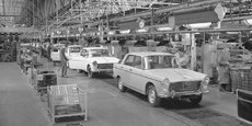 Usine de montage de la Peugeot 404 en bout de ligne à Sochaux, en 1961.