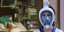 Coronavirus : une infirmière porte le masque de plongée Easybreath de la marque Décathlon