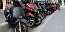 Des motos garees dans une rue de paris