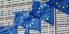 Des drapeaux de l'union europeenne flottent devant le siege de la commission europeenne a bruxelles