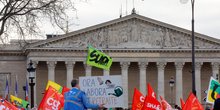 Photo des manifestants tiennent des banderoles sur la place de la concorde pres de l'assemblee nationale a paris