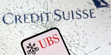 Illustration montre les logos ubs et credit suisse