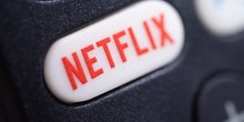 Illustration du logo netflix sur une telecommande de tele