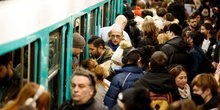 Le metro parisien a la veille d'une greve contre la reforme des retraites