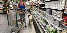 Une femme fait ses courses dans un supermarche a hadley, aux etats-unis