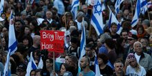 Proches et soutiens des otages pris par le hamas en marchen vers jerusalem