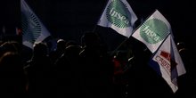 Des agriculteurs francais brandissent des drapeaux de la fnsea lors d'une manifestation a paris