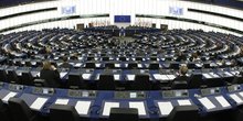 Des membres du parlement europeen assistent a une ceremonie pour celebrer le 10e anniversaire de la monnaie commune