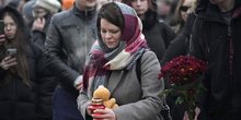 Des Russes sont venus nombreux hier se recueillir devant le Crocus City Hall en hommage aux victimes de l’attentat.