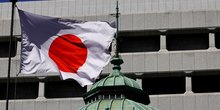Le drapeau national japonais flotte sur le batiment de la banque du japon a tokyo