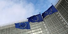 Les drapeaux de l'ue flottent devant la commission europeenne a bruxelles