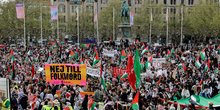 Des milliers de personnes se sont rassemblees samedi a malmo, en suede, pour protester contre la participation d'israel a la finale du concours eurovision