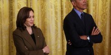 La vice-presidente americaine kamala harris avec l'ancien president barack obama a la maison blanche a washington