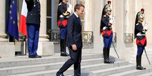 Le president francais emmanuel macron descend les marches du palais de l'elysee a paris