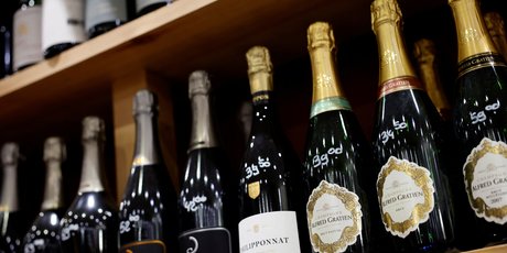 Des nouteilles de champagne dans un caviste a paris