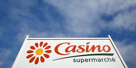 Un logo du detaillant francais casino a l'exterieur de son supermarche a sainte-hermine