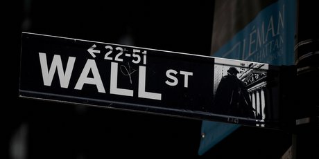 Photo d'archives: une plaque de rue de wall street est vue pres de la bourse de new york