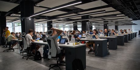 open space bureaux salariés au bureau informatiques ordinateurs