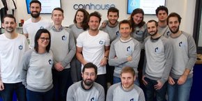 L'équipe de Coinhouse, qui emploie une trentaine de personnes, ici dans la boutique au centre de Paris, l'ex-Maison du Bitcoin, ouverte au printemps 2014.