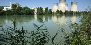 La centrale nucléaire du Bugey, située en bordure du Rhône à moins de 50 km du centre-ville de Lyon, pourrait accueillir deux EPR de dernière génération. Et quelque 200 km plus au sud, le long du même fleuve, quasiment à égale distance (une trentaine de kilomètres) entre Montélimar et Orange, la centrale du Tricastin est également candidate.