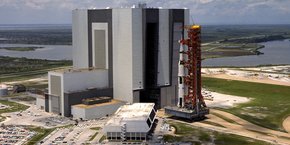La fusée Saturn V sortant du bâtiment d'assemblage pour rejoindre son pas-de-tire.