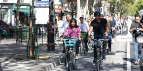 Anne Hidalgo et Tony Estanguet inaugurent les nouvelles pistes cyclables parisiennes.