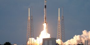 Au lieu d'une compétition honnête sur le marché des lancements spatiaux, ils font du lobbying pour des sanctions à notre encontre, et font du dumping sur les prix en toute impunité, a twitté le chef de l'agence spatiale russe, Dmitri Rogozine