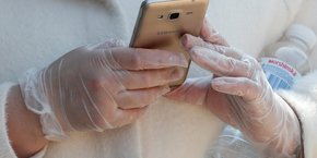 Des smartphones équipés du logiciel iOS d'Apple ou Android de Google pourront ainsi échanger des informations via Bluetooth, afin d'assurer le suivi des contacts humains (contact tracing) et d'alerter les autres utilisateurs. A partir de mai, les utilisateurs d'appareils iOS et Android seront en mesure de partager des contenus issus d'applications officielles d'autorités de santé publique, téléchargeables depuis les boutiques en ligne des deux groupes.