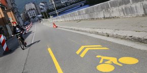 A Grenoble, un nouveau plan vélo prévoit l'ajout de 18 km de pistes cyclables transitoires d'ici cet été sur des axes principaux.