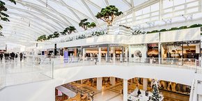 Rénové en 2019 et 2020, le centre commercial de centre-ville Polygone Montpellier compte actuellement 100 commerces et annonce plus de 14 millions de visiteurs en 2023.