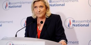 Le 27 juin, au soir du deuxième tour des élections régionales, Marine Le Pen, la cheffe du Rassemblement National (extrême droite) réagit brièvement et sans tergiverser aux résultats de son parti en forte baisse: Ce soir, nous ne prendrons pas de région.