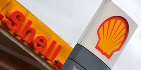Une vingtaine de manifestants pour le climat ont perturbé mardi l'assemblée générale annuelle de Shell qui doit demander à ses actionnaires de voter une résolution soutenant sa stratégie climatique.