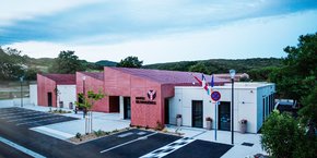 En juillet 2021, Everlia livrait la mairie et l'école de Faugères (Hérault), construites à base de containers maritimes recyclés.