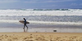 Surfeur sur la plage de Lacanau