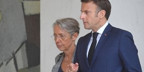 Photo d'illustration : Elisabeth Borne, aux côtés du président de la République Emmanuel Macron, au sortir de son premier Conseil des ministres, à l'Élysée, le 23 mai 2022.