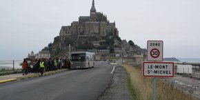 Victime de leur succès, les navettes du Mont saint Michel sont souvent bondées dans les périodes d'affluence.