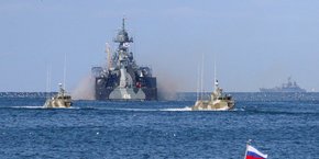 Navires russes en mer Noire près de Sébastopol en Crimée