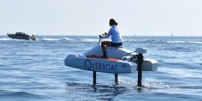 L'Overboat, premier catamaran électrique à foil une place, a été conçu entièrement en interne chez Neocean, entreprise sétoise dont la liquidation judiciaire a été prononcée en mars 2024 par le tribunal de commerce de Montpellier.