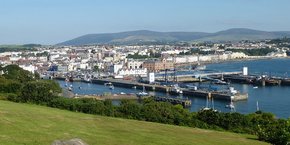 Comme les îles anglo-normandes de Jersey et Guernesey, l'île de Man n'appartient pas au Royaume-Uni mais à la monarchie britannique, et gère ses affaires intérieures en toute autonomie.