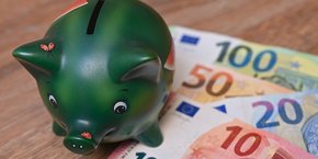 L'épargne des Français est en hausse de 54% par rapport à fin 2010 mais moindre qu'en fin décembre 2021, où elle a culminé juste au-dessus des 6.000 milliards d'euros.