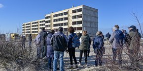 Des dizaines d'habitants de Soulac-sur-Mer sont venus assister au début de la destruction du Signal ce vendredi 3 février.