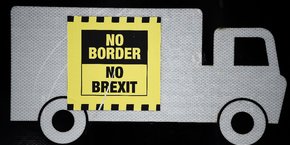 Un panneau routier piraté avec un autocollant arborant un slogan « No border, no Brexit » (« pas de frontière, pas de Brexit ») à l'entrée de Londonderry, en Irlande du Nord, le 20 avril 2019.
