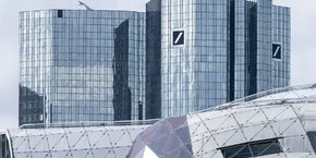 Malgré des profits de 5 milliards d'euros en 2022, les marchés s'interrogent toujours sur la stratégie et le bilan de Deutsche Bank.