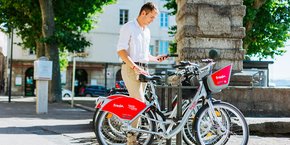 Fredo s'adresse aux villes de 10 à 100.000 habitants, une cible qui n'a pas forcément les moyens d'investir dans les bornes des systèmes habituels de vélos en libre-service (Vélo'V à Lyon, Vélib' à Paris, Bicloo à Nantes par exemple).