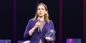 Elsa Brillaud, cofondatrice et CEO de Panntherapi, est la gagnante du prix Tech for Future 2023, organisé par La Tribune, dans la catégorie Santé. Ici au Grand Rex de Paris lors de la remise du prix le 6 avril 2023.