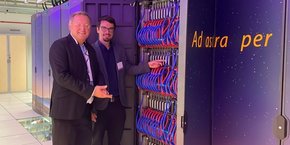 Michel Robert, directeur général du CINES, et Gabriel Hautreux, responstable du département Calcul intensif, devant le supercalculateur Adastra installé dans les locaux du CINES, à Montpellier.