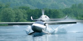 L'Akoya permet d'atterrir sur l'eau ou la terre.