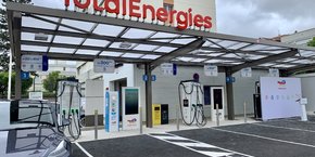 TotalEnergies déploiera une centaine de stations 100 % électriques en France en 2025.